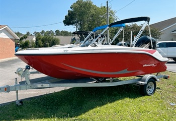 2025 Bayliner M17 Red  Boat